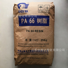 俩人趴到无人物流车顶搭便车!新石器官方回应:配合调查 已启动三项改进