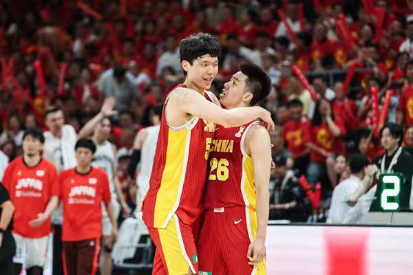 小米18 Pro系列四色亮相：一体式纯平背屏 极窄四等边
